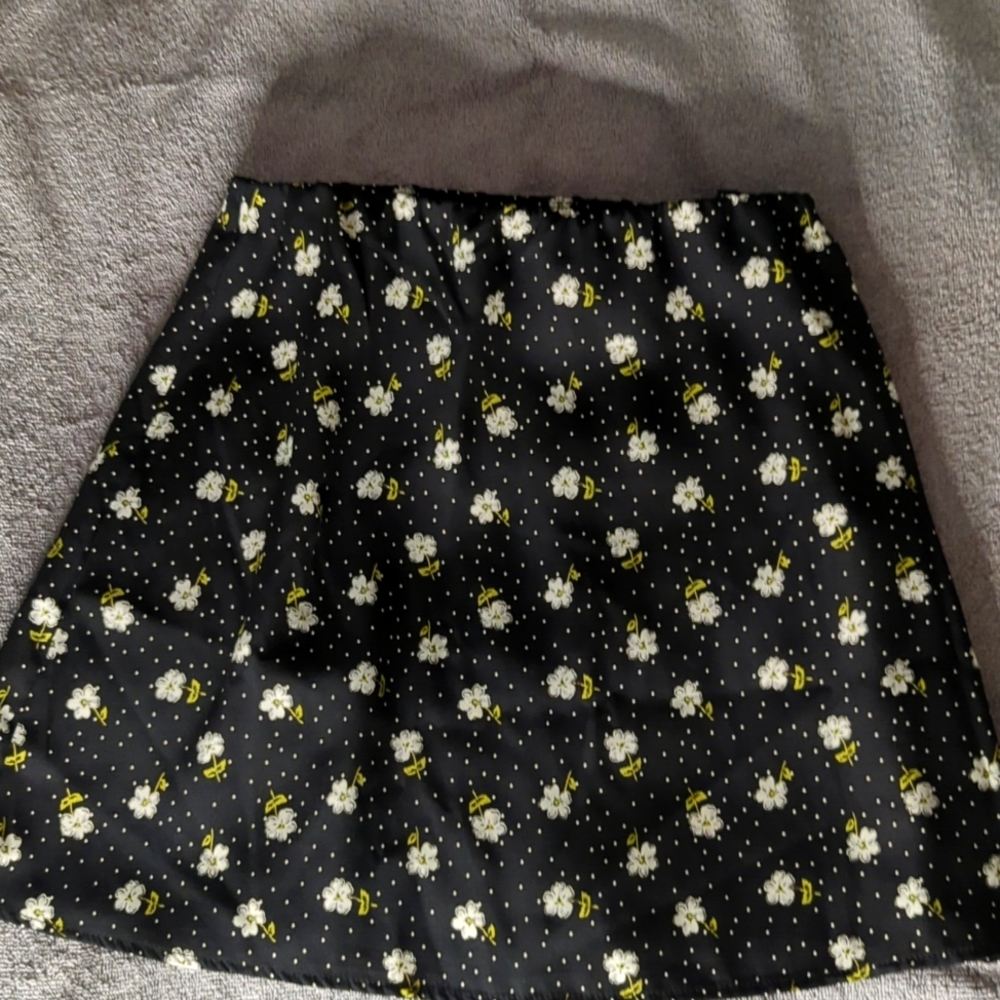 Black skirt with Daisy design